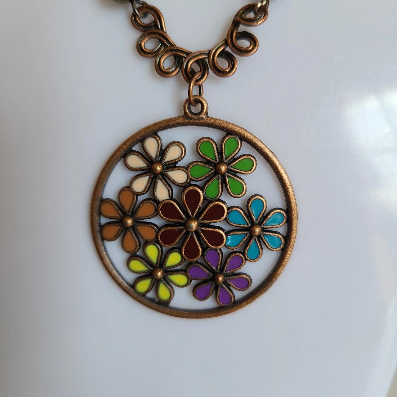 Collar en cadena de metal bronce y perlas marrones con colgante de flores PA587 – photo 3